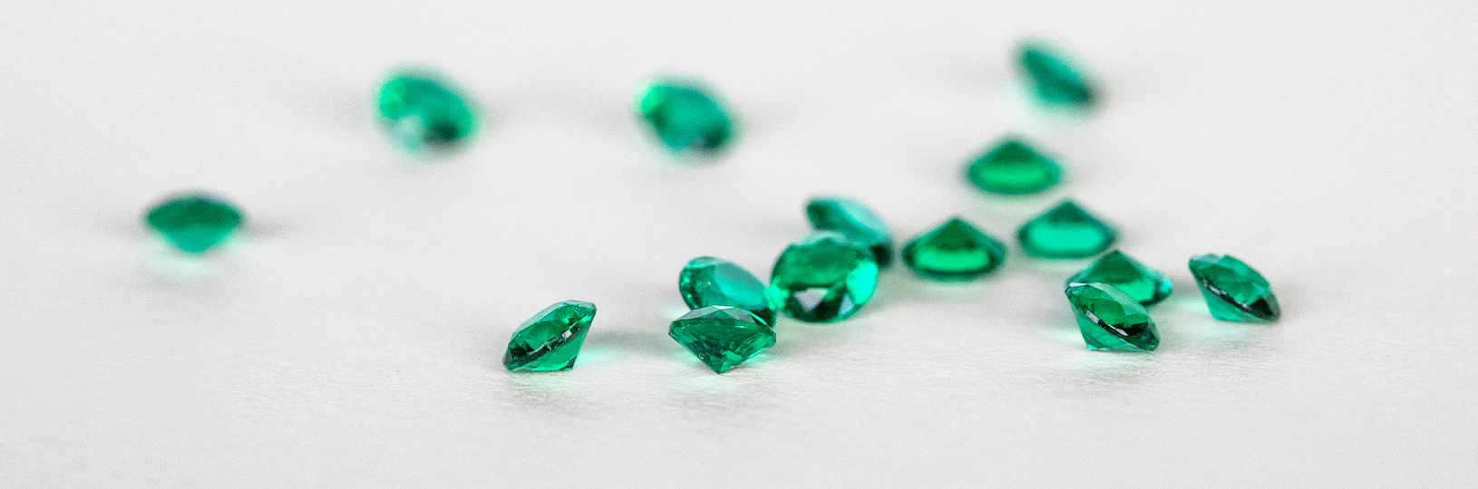 Loose emerald simulated diamonds
