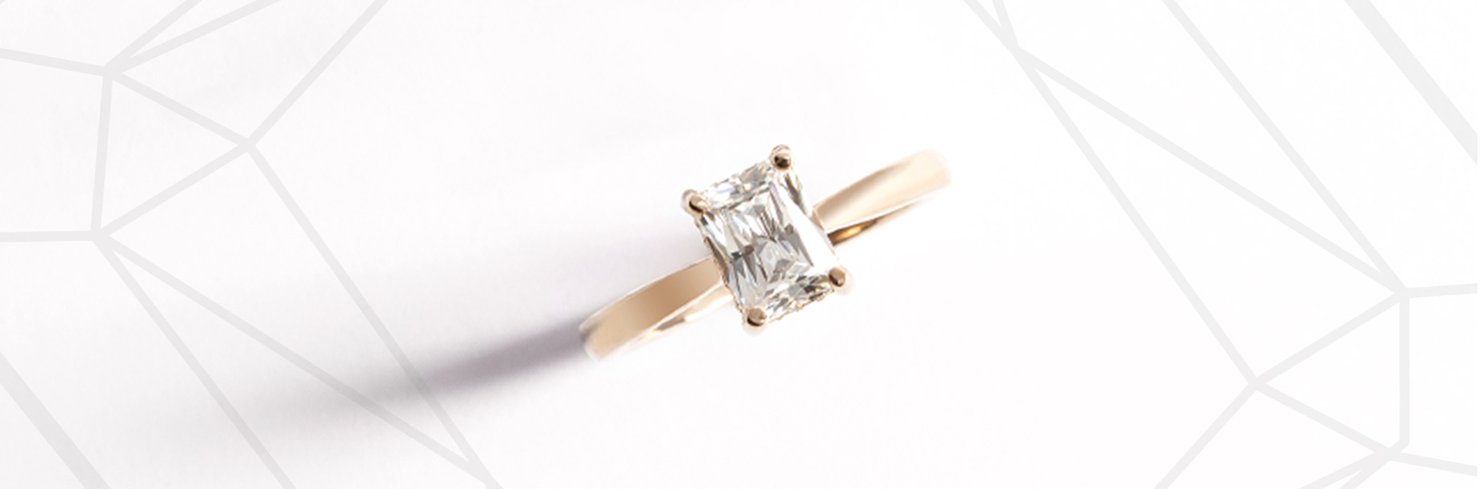An emerald cut stone with a solitarie setting