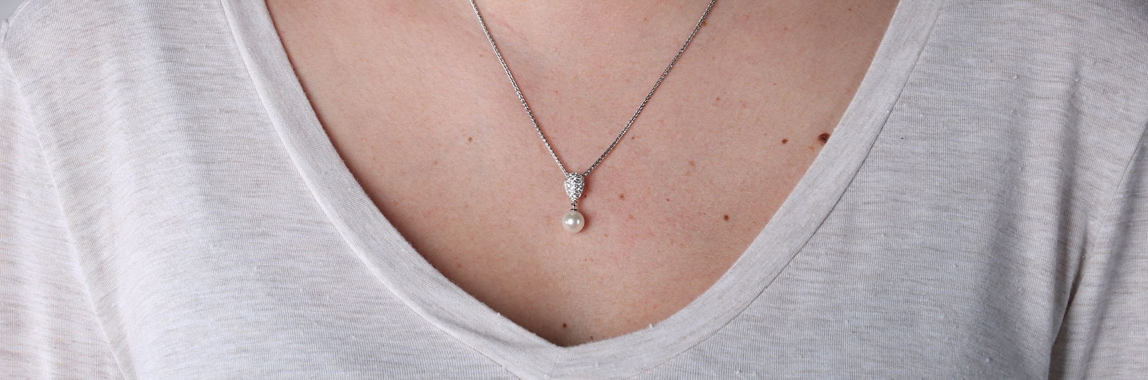 Long necklace with cultured pearl pendant