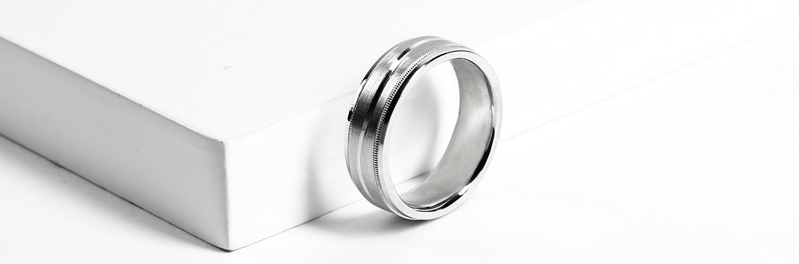 Men's tungsten wedding ring