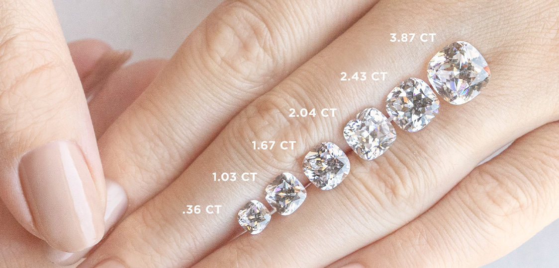 An image showing the difference in diamond carat weight
