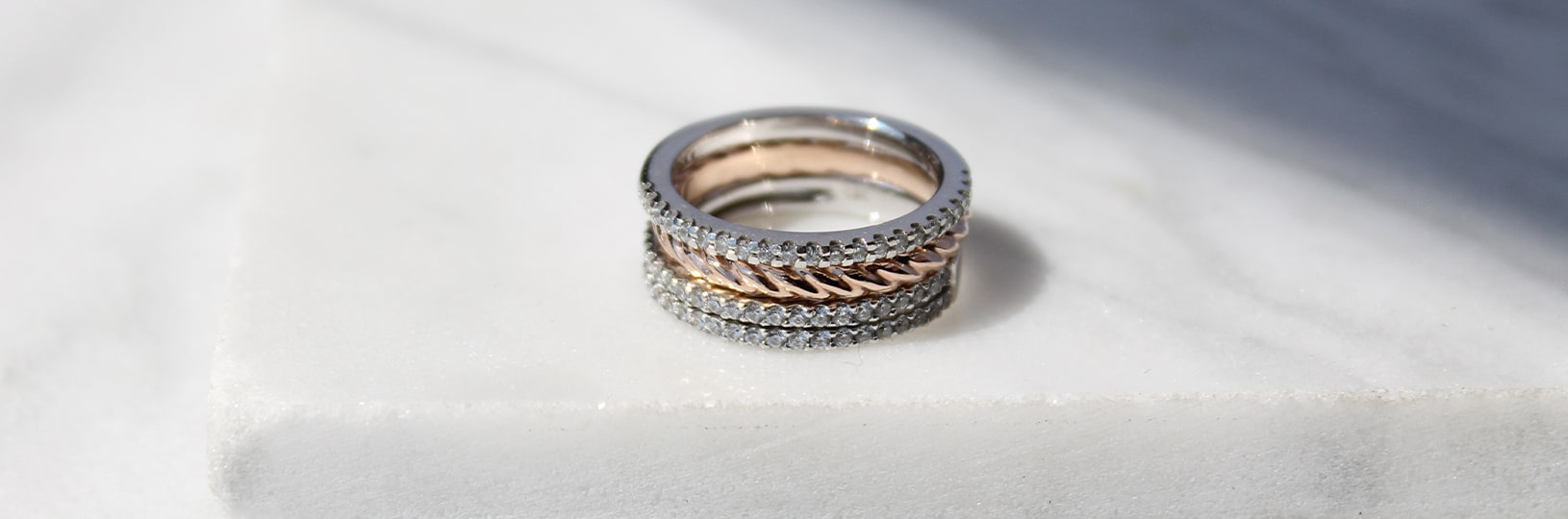visie inrichting Over het algemeen Which Finger Does a Wedding Ring Go On? | Diamond Nexus