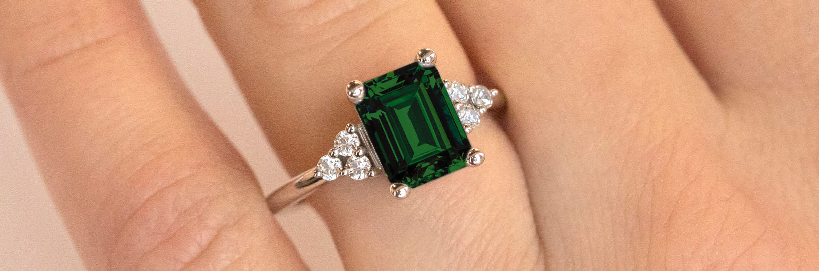 beroemd Raar scheuren Beauty of Emerald Green Engagement Rings - Diamond Nexus